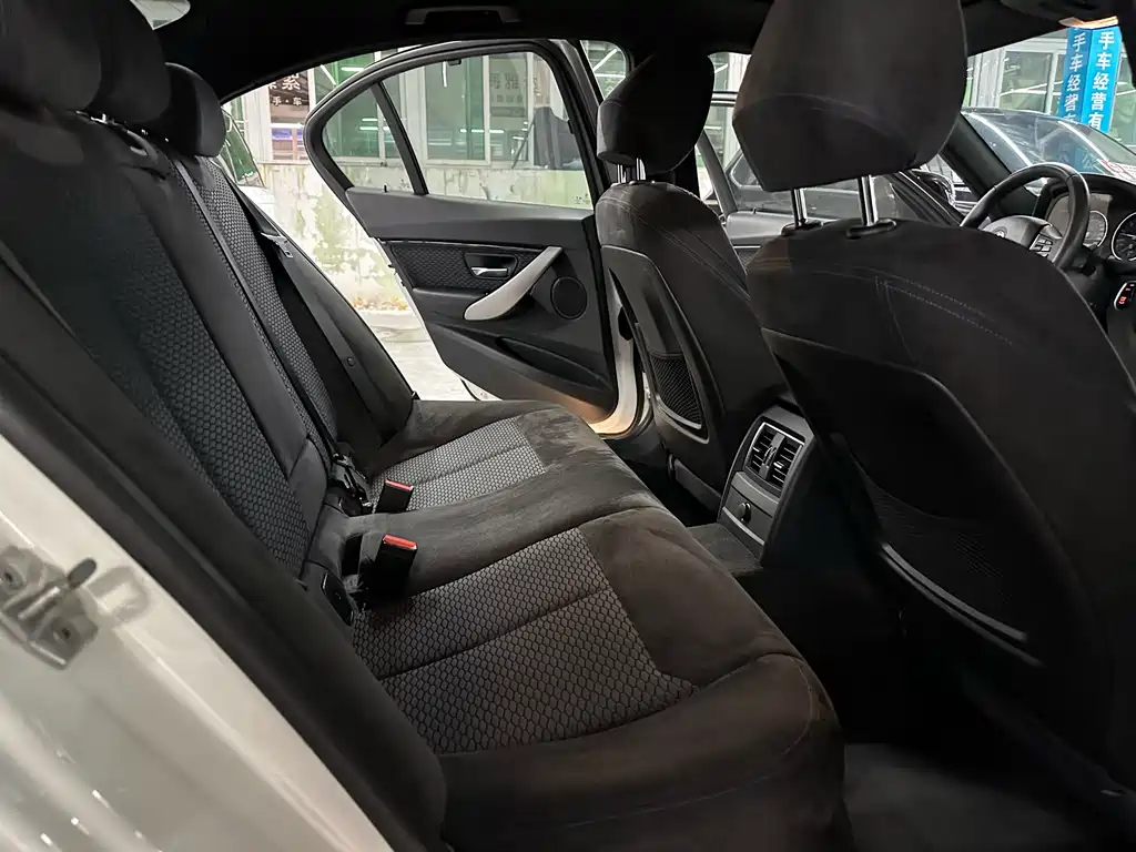 BMW 3 Series 2017 — фото 11