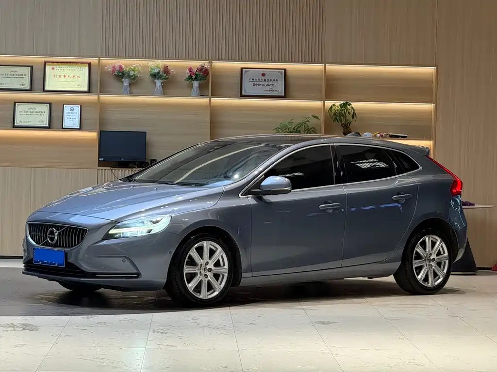 Volvo V40 2017 — фото 1