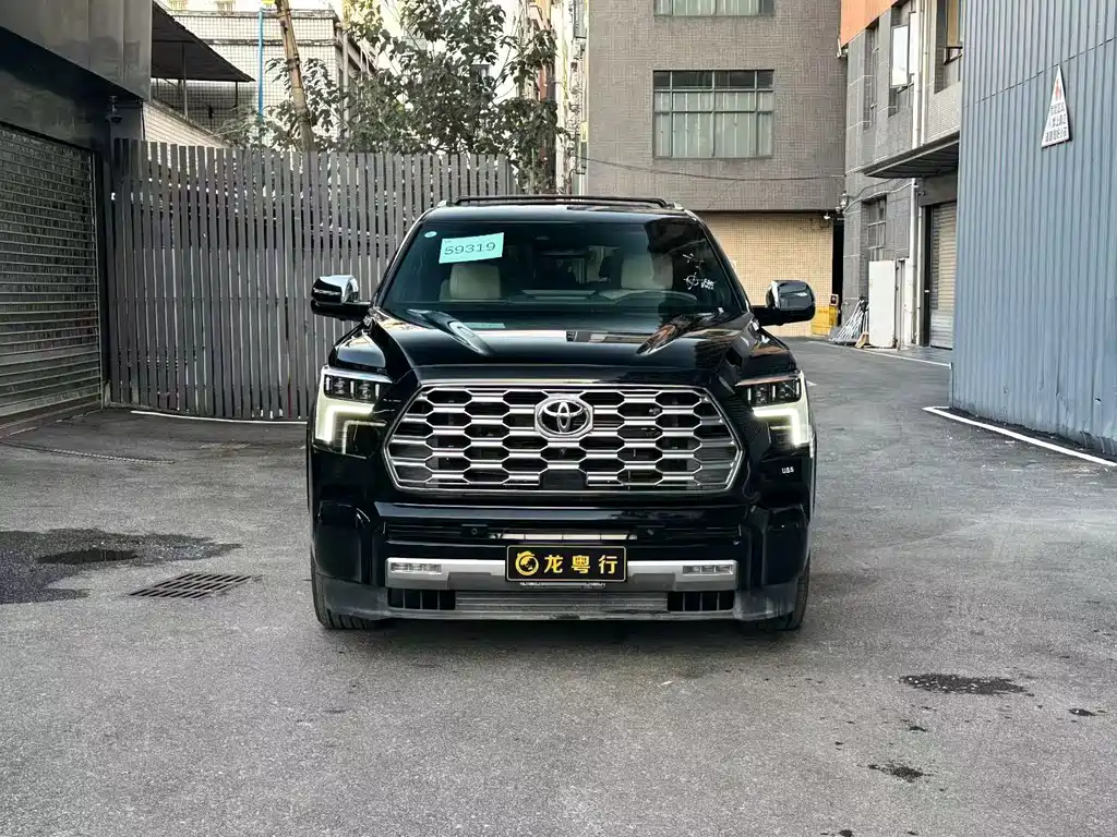 Toyota Sequoia — фото 1