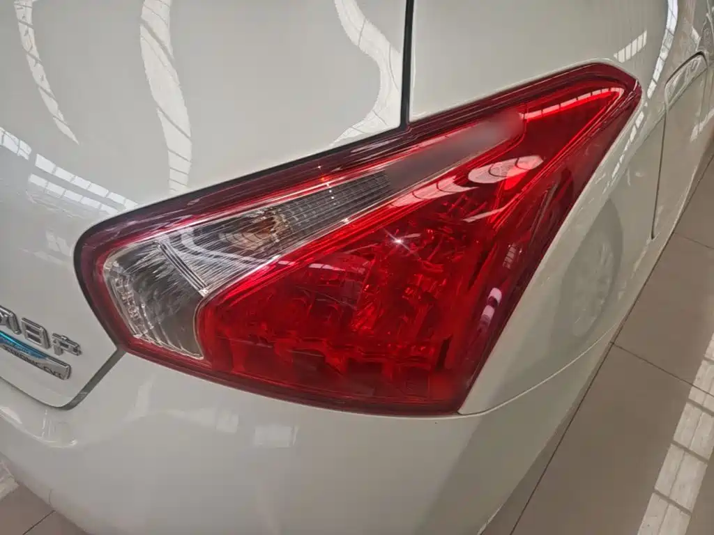Nissan Tiida 2015 — фото 24