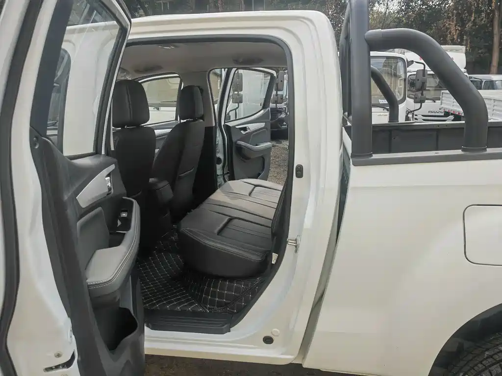 Isuzu RE-MAX — фото 12