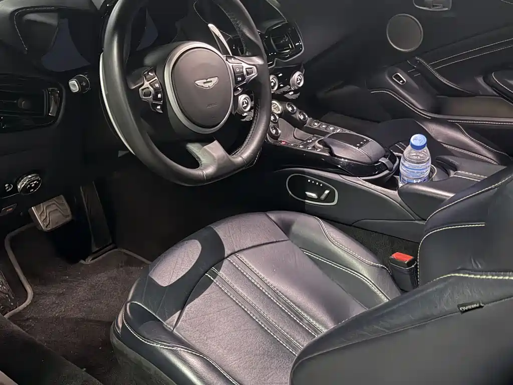 Aston Martin V8 Vantage 2020 — фото 11