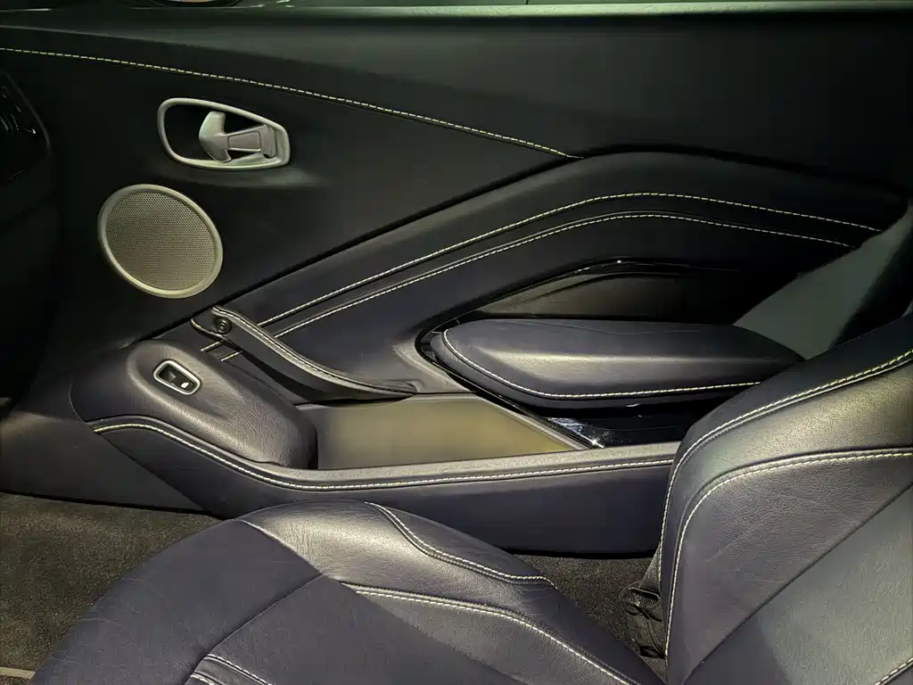 Aston Martin V8 Vantage 2020 — фото 14