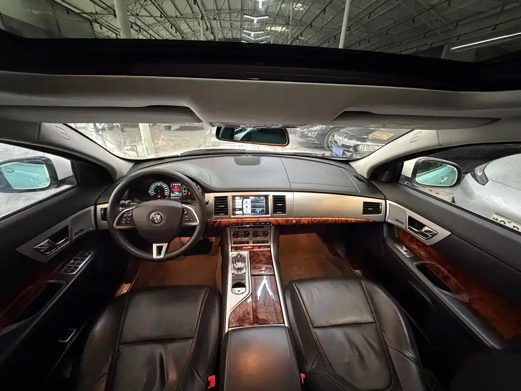 Jaguar XF 2015 — фото 20