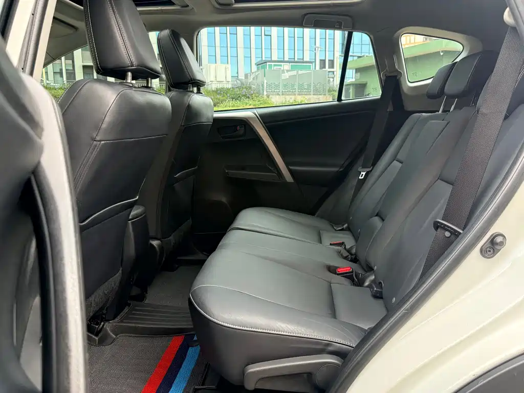 Toyota RAV4 2017 — фото 16