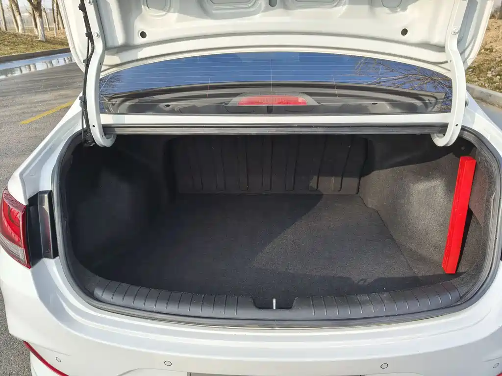 Hyundai Elantra 2023 — фото 16