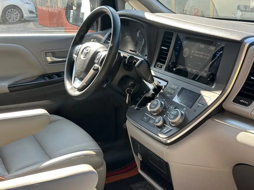 Toyota Sienna 2015 — фото 12