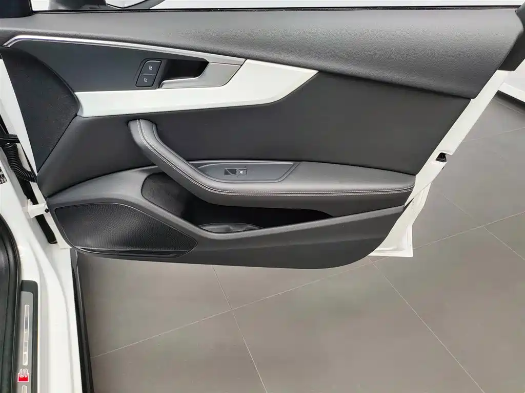 Audi A4L 2023 — фото 23