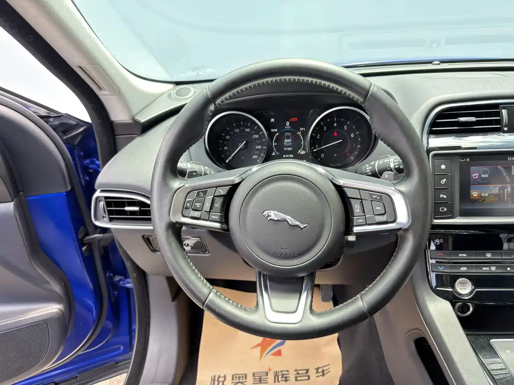 Jaguar F-PACE 2018 — фото 11