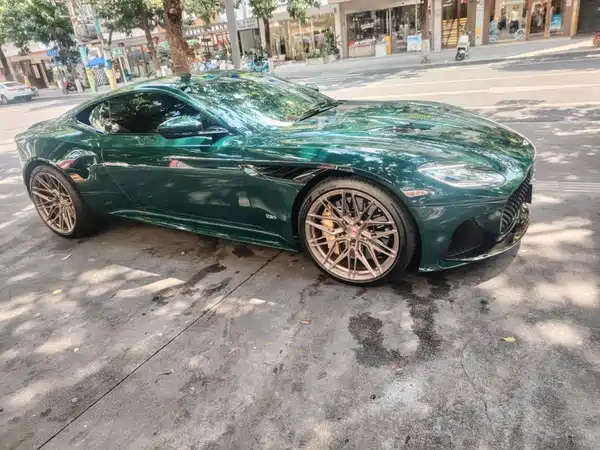 Aston Martin DBS 2021
