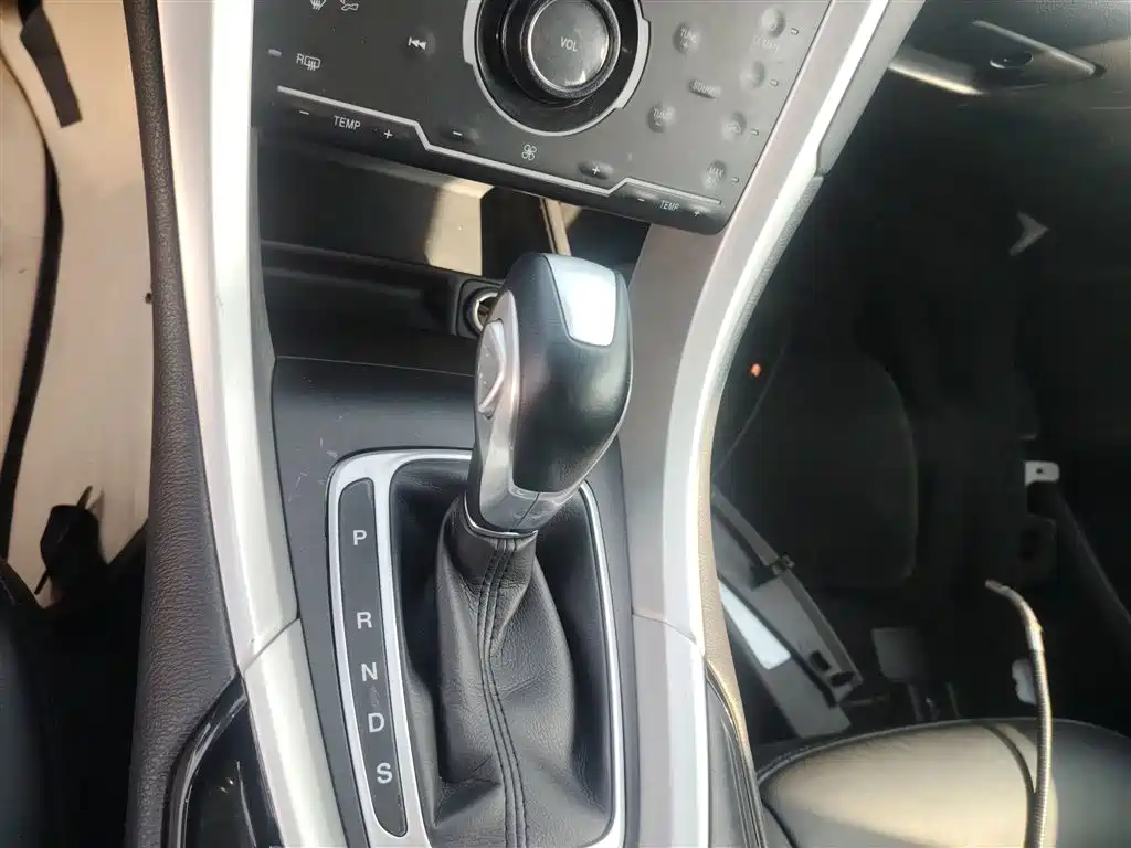 Ford Mondeo 2015 — фото 14