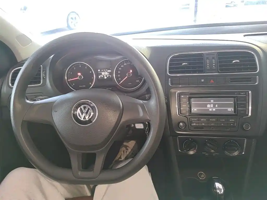 Volkswagen Polo 2015 — фото 10