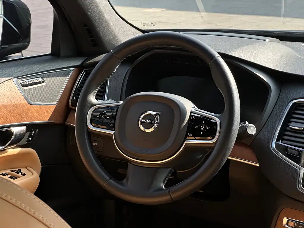 Volvo XC90 2018 — фото 21