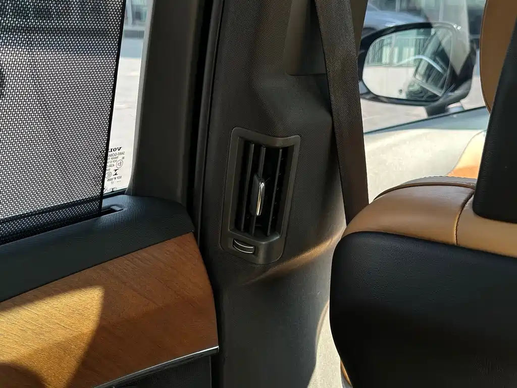 Volvo XC90 2018 — фото 23