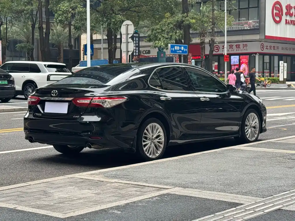 Toyota Camry 2019 — фото 16