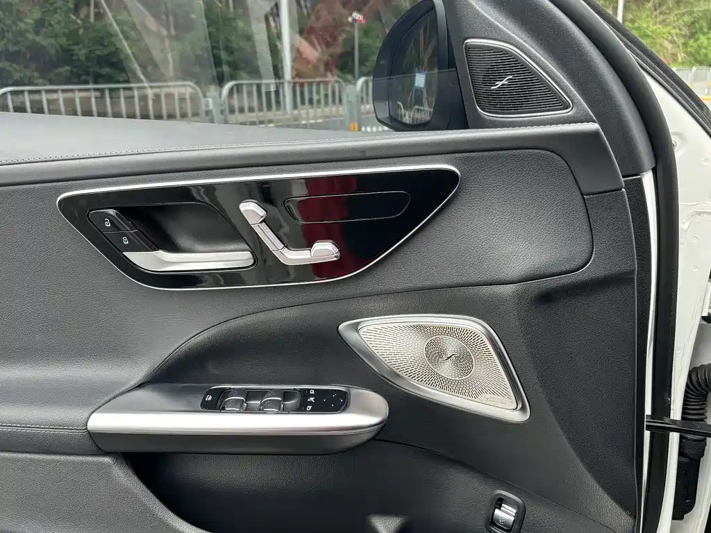 Mercedes-Benz C-Class 2025 — фото 10