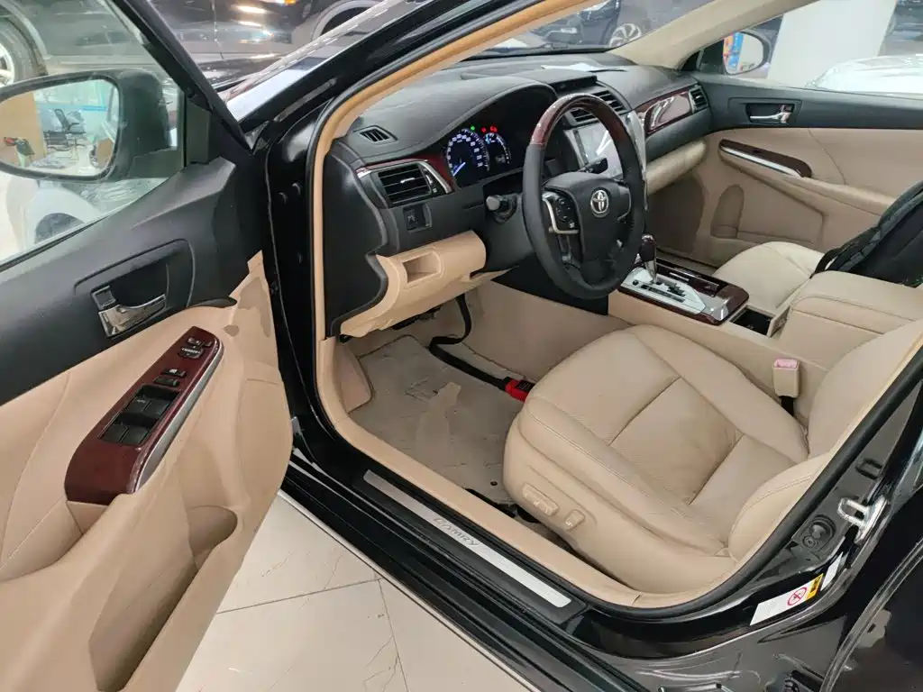 Toyota Camry 2014 — фото 12