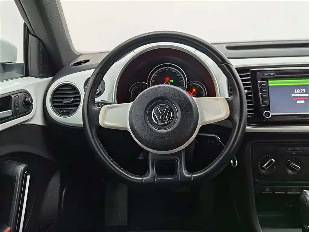 Volkswagen Beetle 2017 — фото 11