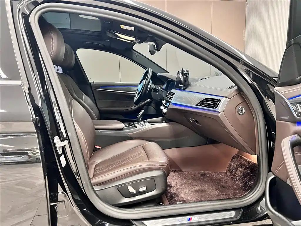 BMW 5 Series 2021 — фото 17