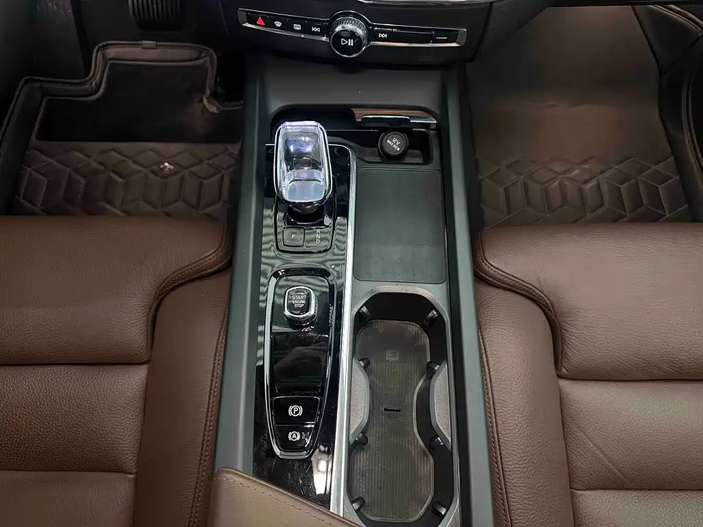 Volvo XC60 PHEV 2024 — фото 12