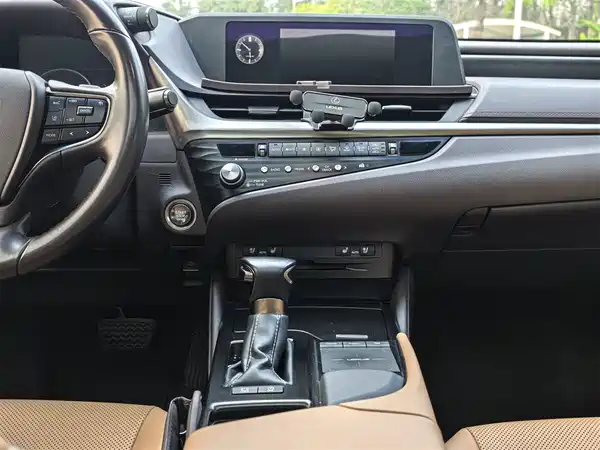 Lexus ES 2020