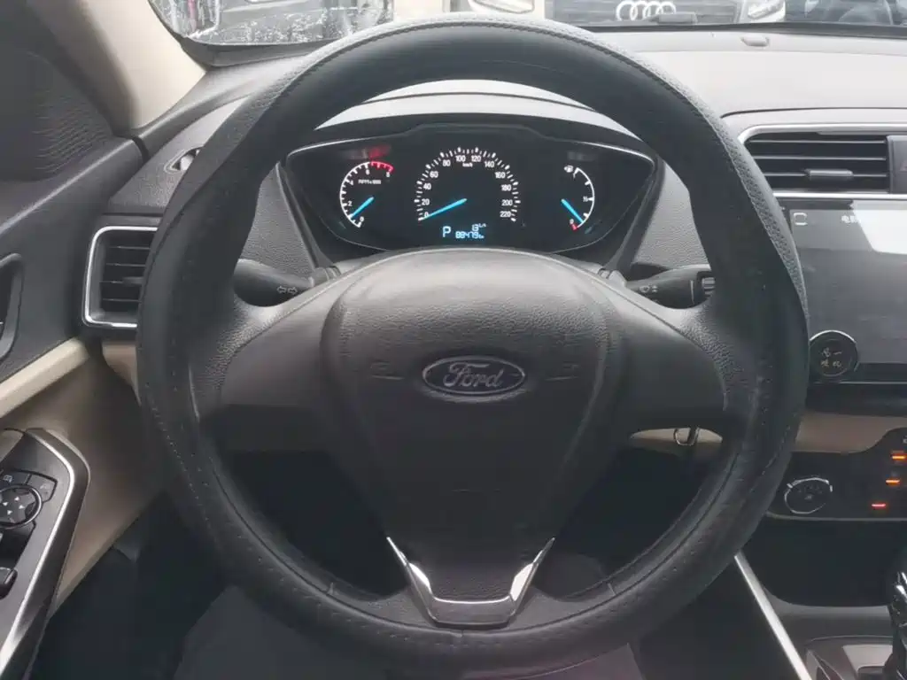 Ford Escort 2017 — фото 11