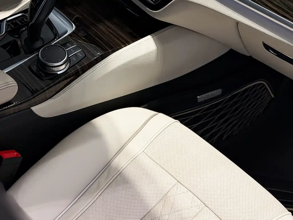 BMW 5 Series 2018 — фото 11