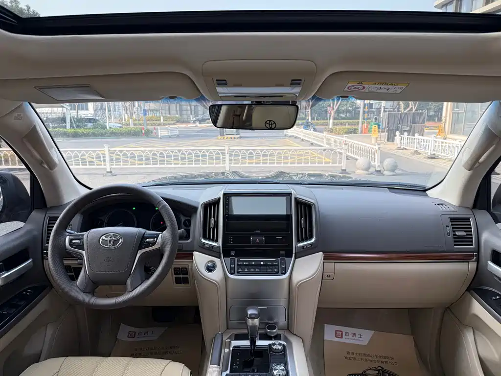 Toyota Land Cruiser 2018 — фото 11