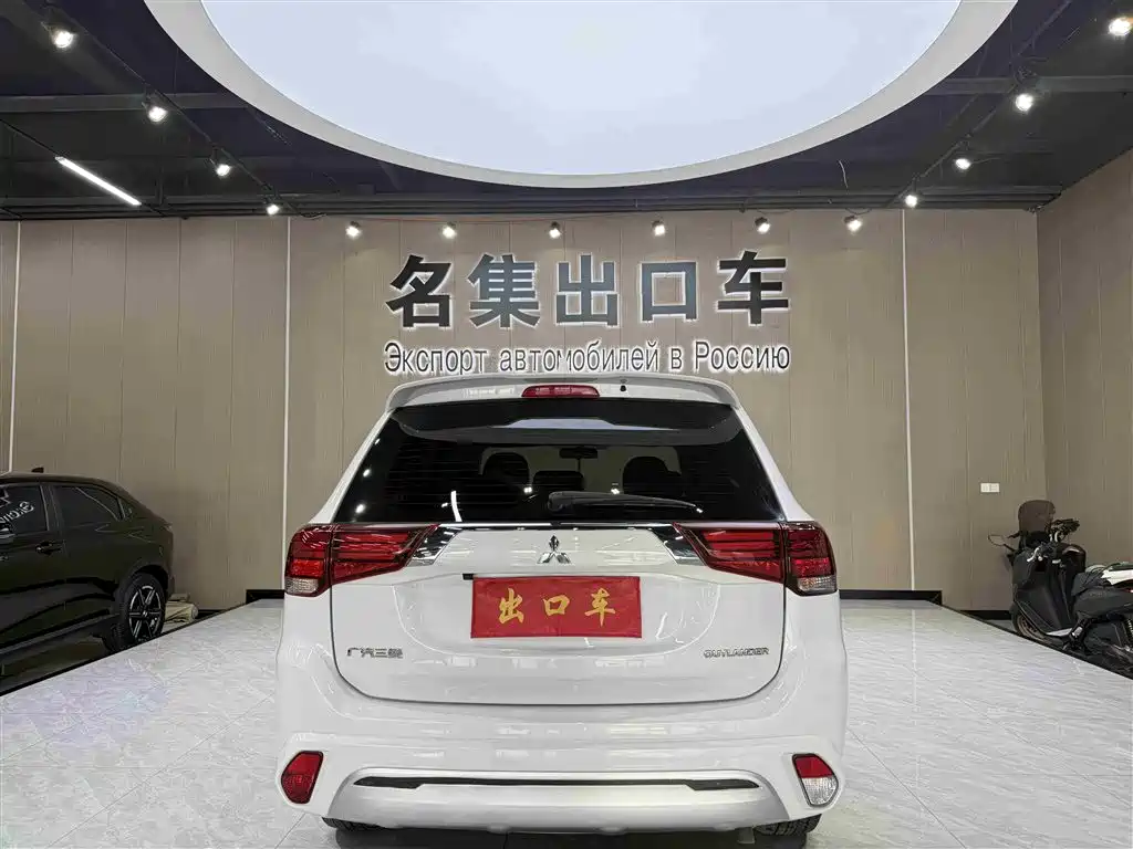 Mitsubishi Outlander 2022 — фото 16