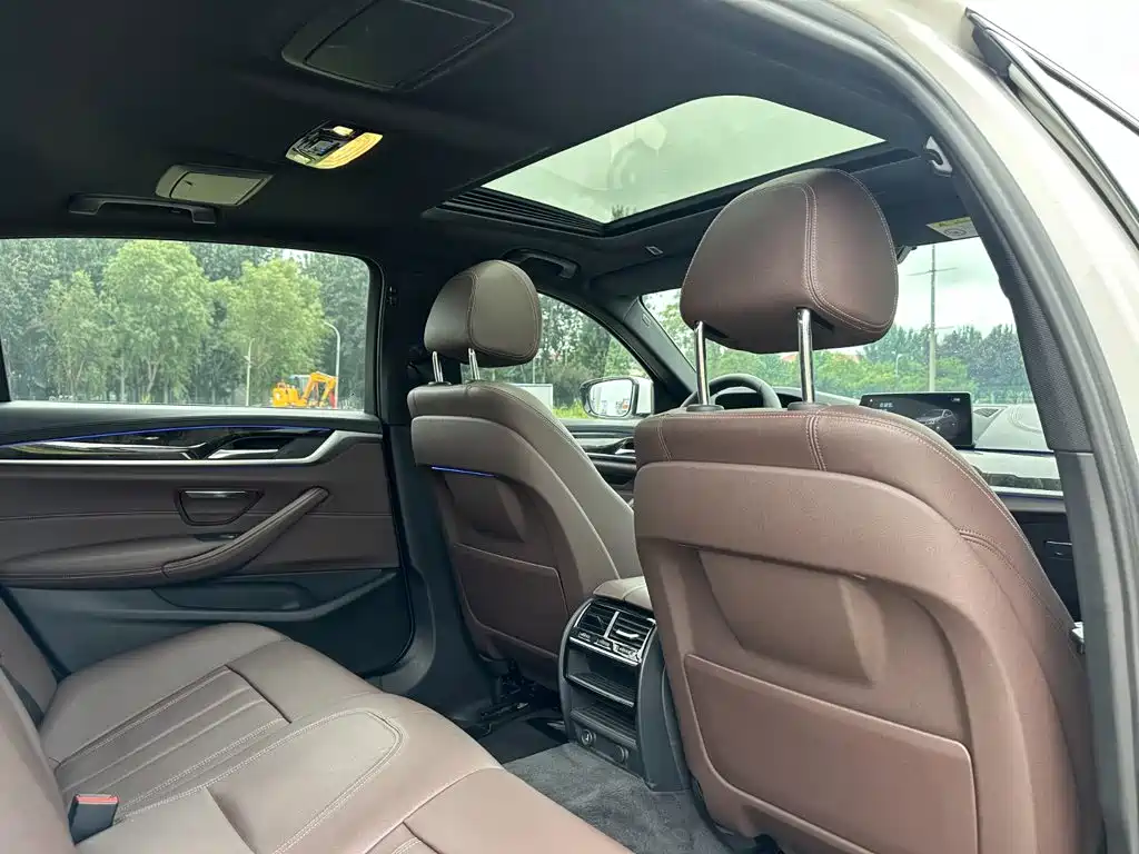 BMW 5 Series 2018 — фото 19