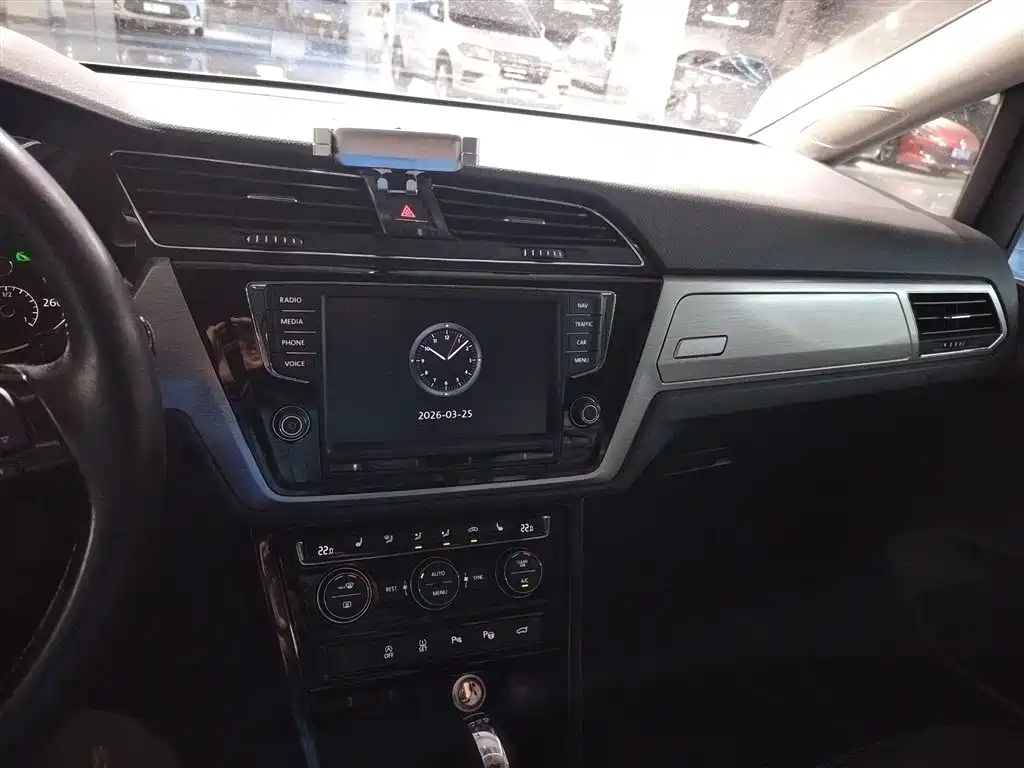 Volkswagen Touran 2017 — фото 13