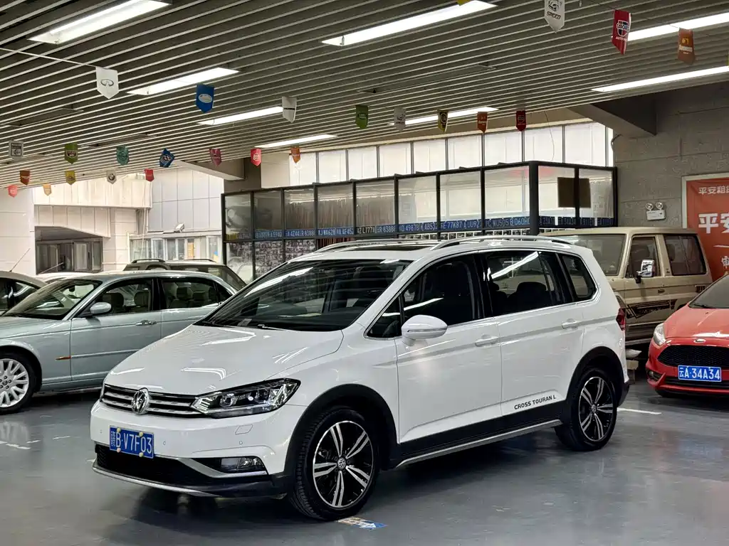 Volkswagen Touran 2020 — фото 1