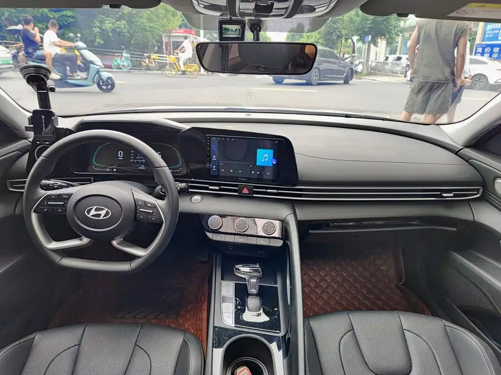 Hyundai Elantra 2023 — фото 10