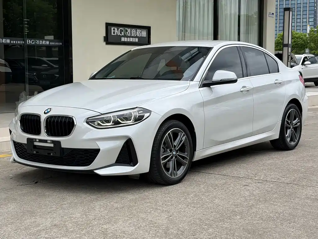 BMW 1 Series 2022 — фото 1