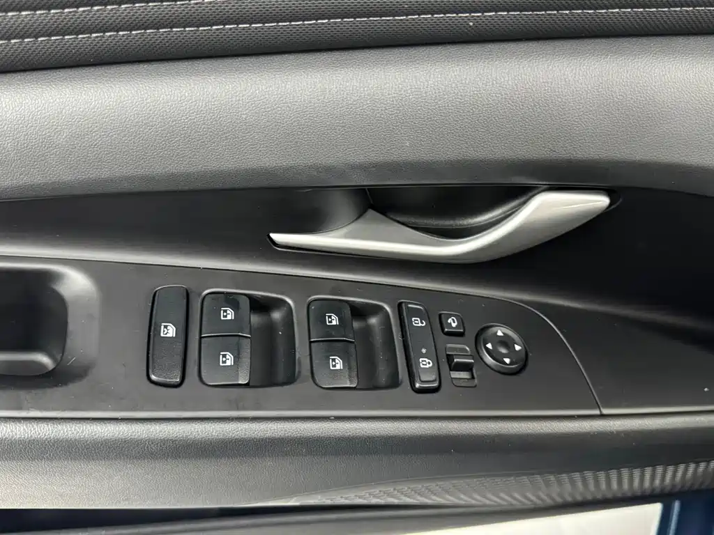 Hyundai Elantra 2023 — фото 10