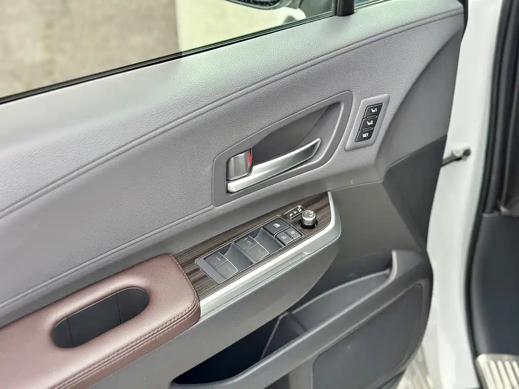 Toyota Sienna 2023 — фото 20