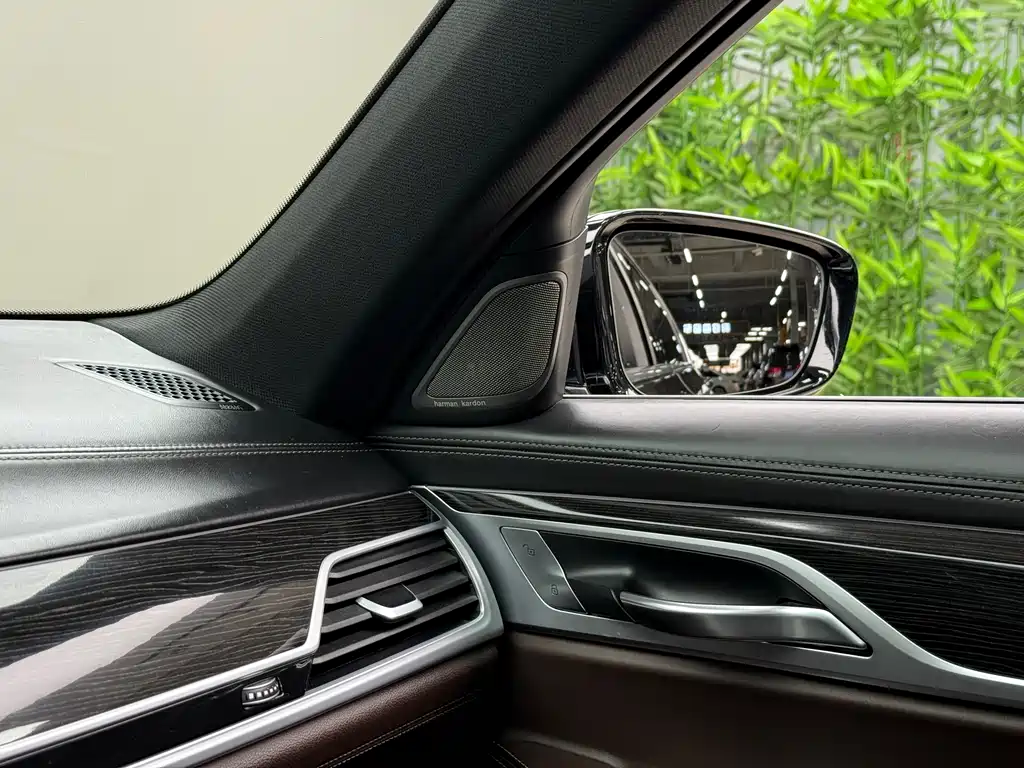 BMW 7 Series 2017 — фото 11