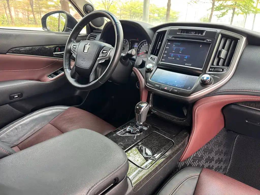 Toyota Crown 2018 — фото 11
