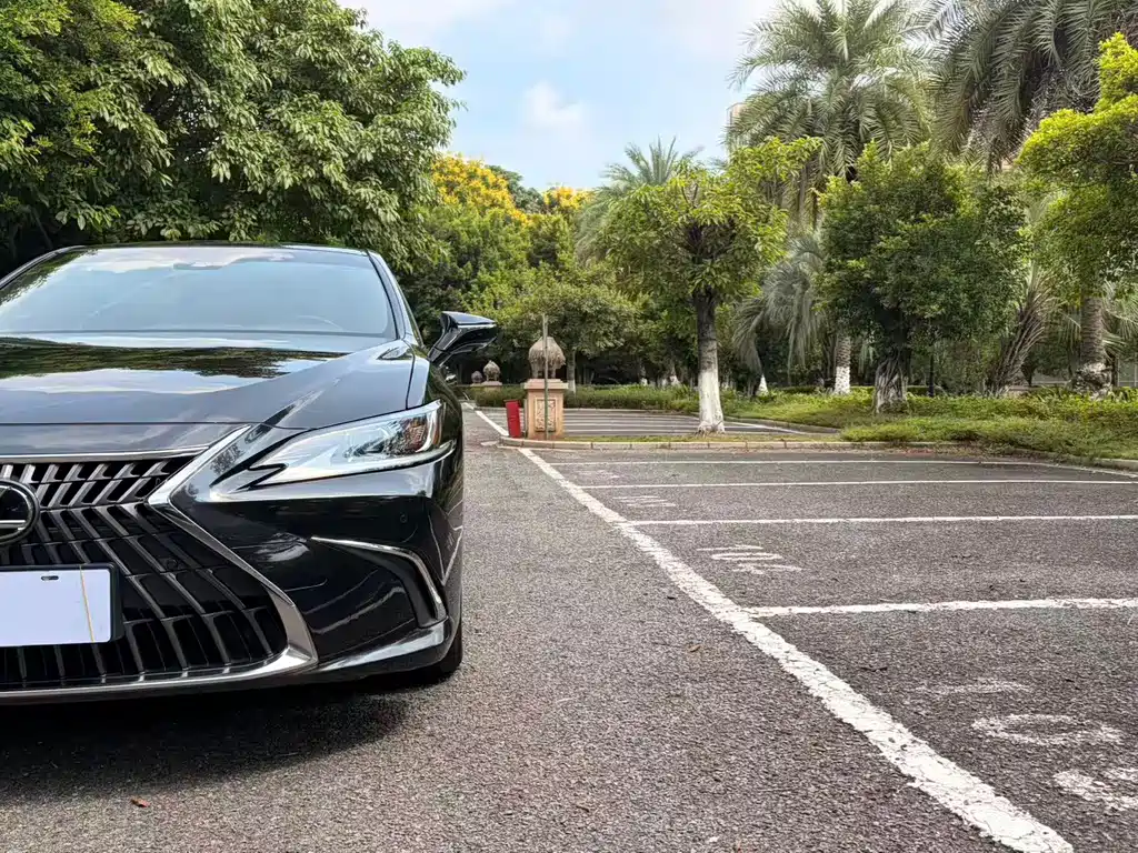 Lexus ES 2022 — фото 13