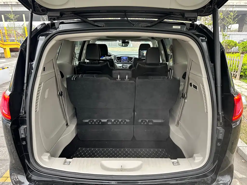 Chrysler Grand Voyager 2019 — фото 15
