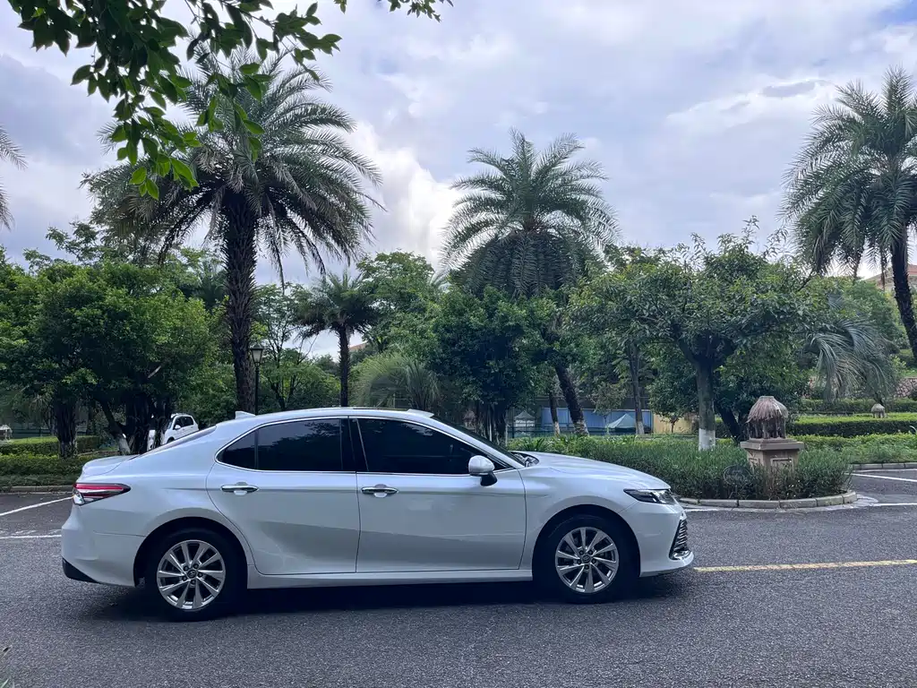Toyota Camry 2023 — фото 14