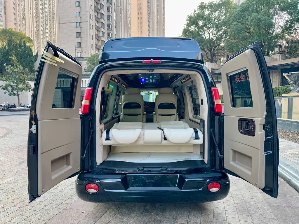 GMC Savana 2017 — фото 14