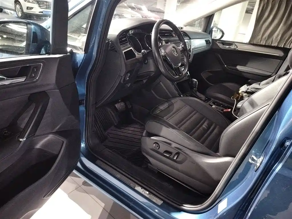 Volkswagen Touran 2017 — фото 16