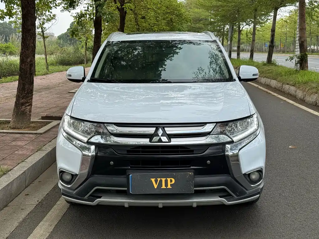 Mitsubishi Outlander 2017 — фото 2