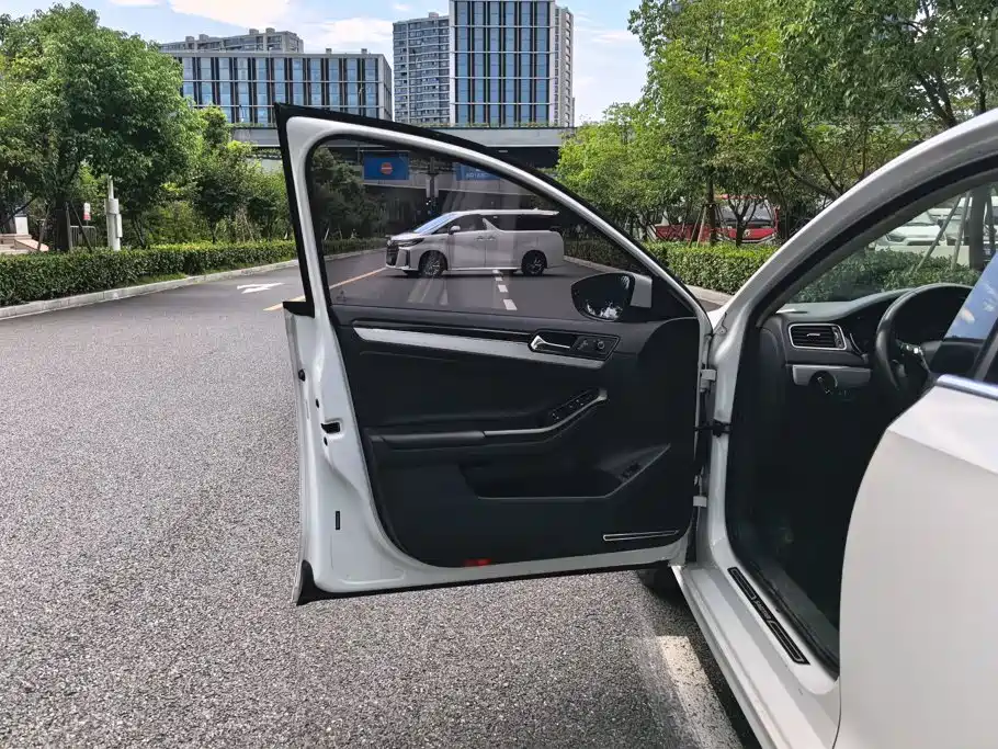 Volkswagen Sagitar 2018