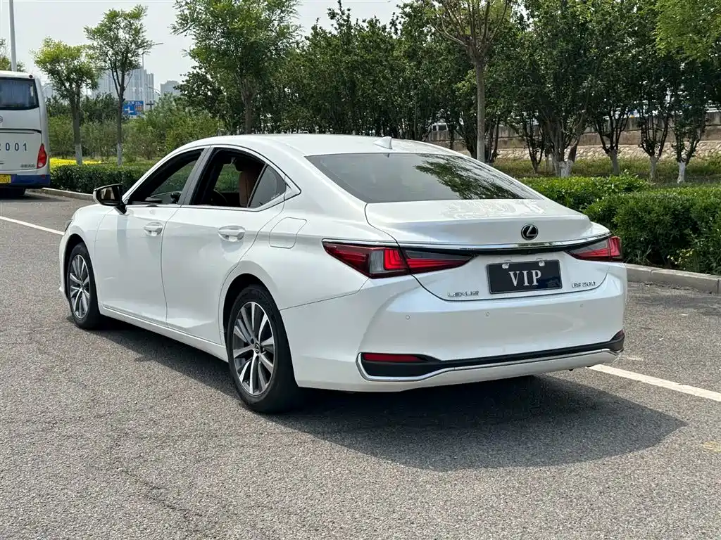 Lexus ES 2018