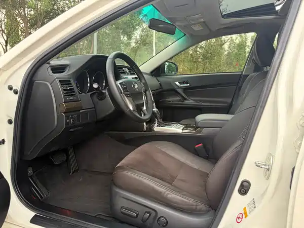 Toyota Reiz 2014