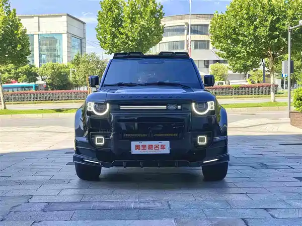 Land Rover Defender 2024
