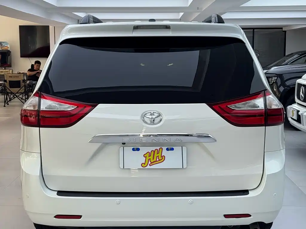 Toyota Sienna 2017 — фото 11