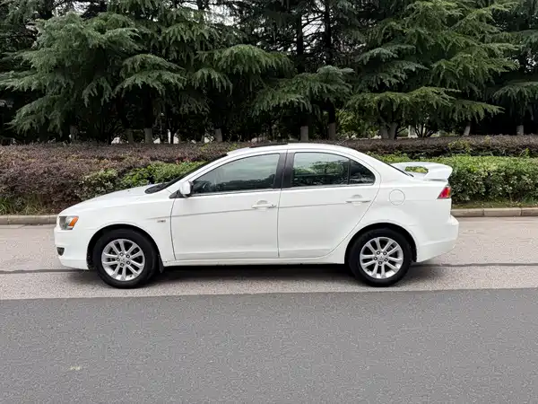Mitsubishi Lancer EX 2012